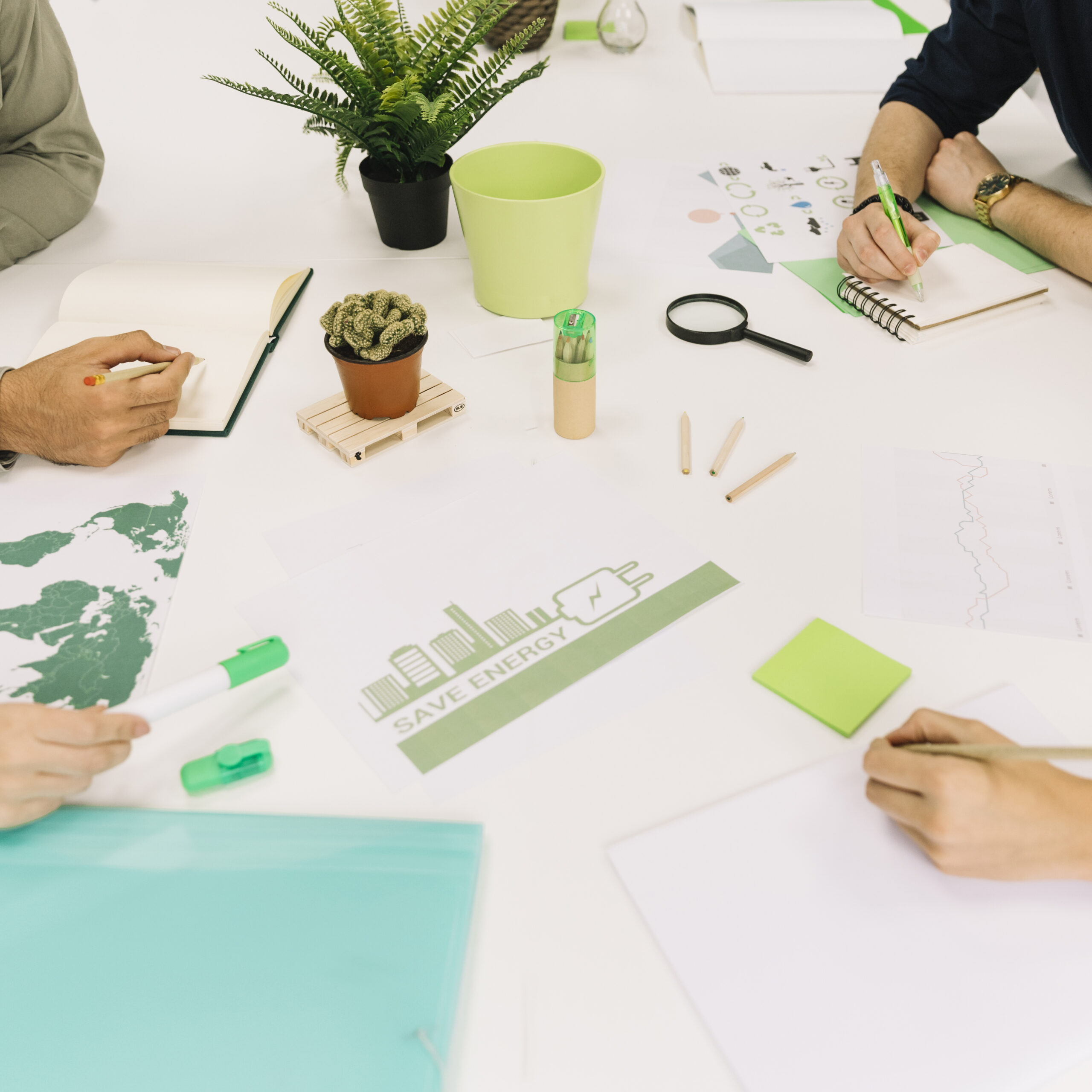 gruppe-wirtschaftler-die-an-der-energieeinsparung-am-arbeitsplatz-arbeiten